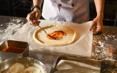 TUYỂN 6 NAM NỮ PHỤC VỤ QUẦY TẠI HY LẠP